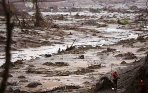 Intense flooding swept through towns as far as 100km downstream after the dams burst at two reservoirs holding mining waste. 