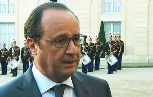 Paying tribute to Mr. Schmidt, French President Francois Hollande described him as “a great European”.