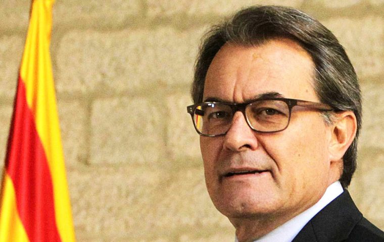 CUP leaders are refusing to support a figure like Mas whom they see as the embodiment of corruption and social cuts in Catalonia. 