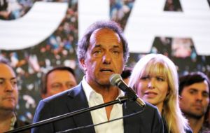 Scioli admits defeat, next to wife Karina, “The Argentine people ... have elected a new president, Mauricio Macri, who I have just congratulated by telephone”