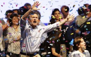 After the speech campaign slogans were played and dancing took off on the stage, with several 'cumbias' of which Macri could be seen is very fond. 