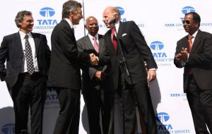 Macri, second from left, inaugurating a Tata Consulting Services facility in Buenos Aires in 2009. Ambassador Rengaraj Viswanathan is on the right. 