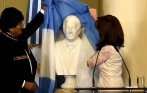 Next to Bolivia's Evo Morales, Cristina Fernandez unveiled a bust of her late husband and president Nestor Kirchner at Government House  