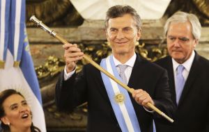 In the Casa Rosada Macri received the symbols of office, the crux of an unusual feud that ended with Fernandez's decision not to attend the inauguration
