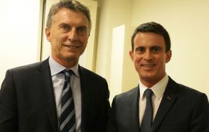 Macri and French PM Valls talked in Spanish and cordial. Valls confirmed President Hollande would be visiting Argentina in February