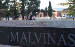 The Chileans are accused of damages to “public property” for having defaced, scribbled with graffiti, torn benches and perpetrated other offensive actions