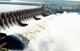 On Monday a barge train passed downstream on the Tiete River through the locks at the Nova Avanhandava hydro-dam for the first time since 2014, the paper said.