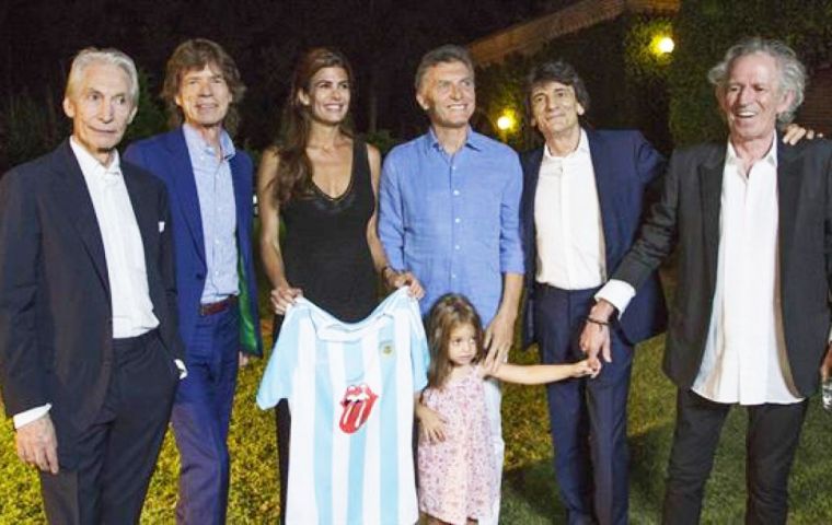 The official picture of the band with Macri, Juliana and their daughter Antonia at their country house  