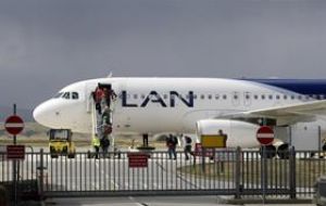 In July 1997, Lan makes its first flight to the Falkland Islands, a link which continues to our days 