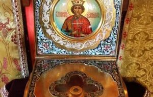 The Patriarch presented an icon of St. Prince Vladimir, the Baptizer of Russia as a gift to the church. 