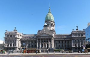 Although the Macri administration does not have sufficient votes in Congress, it does have a working support that should enable the lifting of the controversial bills