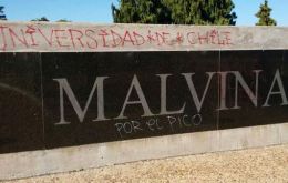 Last February first, 46 followers of the football team Universidad de Chile were detained for scribbling and graffiti at the Malvinas monument 