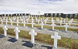 At the Argentine Memorial in Darwin the remains are buried with a grave stone reading “Argentine solider known only to God”.