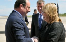 Foreign minister Malcorra received President Hollande at the airport. The French president was delayed because his aircraft suffered mechanical problems in Peru