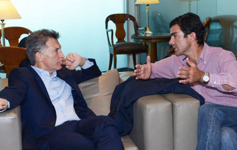 The Argentine president is seen chatting with Salta governor Uturbey at Ezeiza