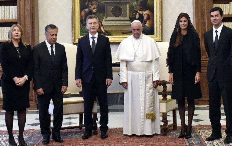 The official picture of the Argentine delegation headed by President Macri and ministers with Pope Francis in the Vatican . Gov Bertone on the left.