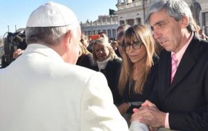 Julio Aro, president of the “Do not forget” foundation with a close friend during a recent visit to the Vatican    