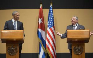 Castro praised Obama's recent steps to relax controls on Cuba as “positive”, but called for the US to return Guantanamo Bay base and to lift the trade embargo.