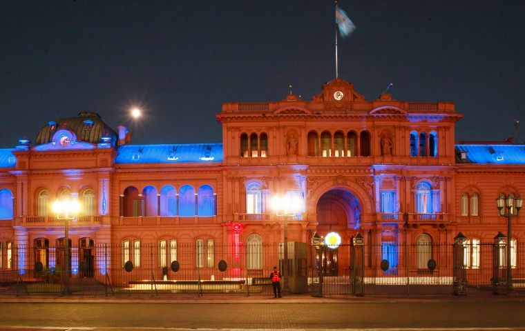  At 13:30 the two presidents will hold a press conference at Casa Rosada, and later Obama will cross Plaza Mayo to Buenos Aires cathedral 