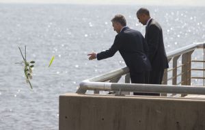 Alongside president Macri, Obama tossed white roses into the River Plate in memory of those executed by the regime 1976/1983