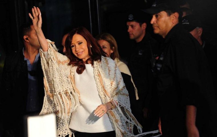  Flanked by police and illuminated by camera flashes, CFK smiled and waved at thousands of sympathizers who encouraged her with banners and chants
