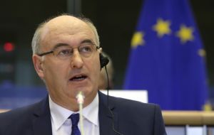 EU farm commissioner Phil Hogan said: “The commission has mobilized more than €1bn over two years, including the €500m support package from September 2015.