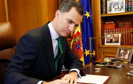 Spain's King Felipe VI signed the decree dissolving parliament following December's inconclusive general election. The next one will take place 26 June 