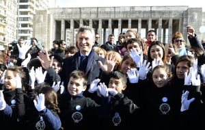 Macri invited 5,000 children present at the event who pledged loyalty to the flag, to experience next July 9 “with joy and emotion as the next century” of Argentina