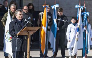 At the foot of the Monument to the Flag, Macri invited Argentines to commit to “a work ethic, respect for others, dialogue and living together in harmony.”