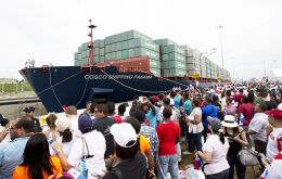 At 1250 GMT, Chinese container ship “Cosco Shipping Panama” entered the Agua Clara lock on the Atlantic to begin the first crossing of the 80.45-km-long waterway