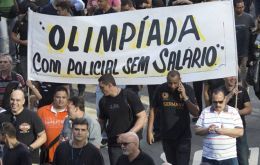 Police and firefighters don't get paid,“ the banners, in English and Portuguese, went on. ”Whoever comes to Rio de Janeiro will not be safe”.