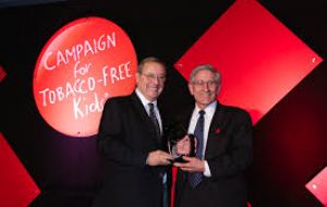 Uruguay president Vazquez was granted last May the Campaign for Tobacco-Free Kids annual prize. Ambassador in US Carlos Gianelli collected the award  