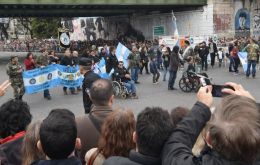 As veterans approached the box with authorities, thousands that had turned out for the event started to applaud them, as the crowd shouted “Argentina, Argentina”