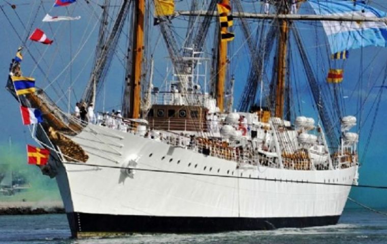 The majestic Libertad arrived in Liverpool in style to the sound of The Beatles, the crew band had been practicing Yellow Submarine since leaving Argentina. 