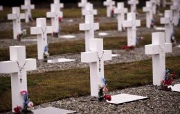 The situation of forensic actions for the identification of Argentine combatants fallen who are buried in the Darwin cemetery, was also addressed in the meeting.     