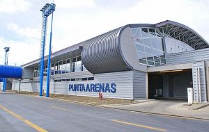 Arrival of passengers at Punta Arenas airport has experienced a sustained increase averaging 9.5% between 1995 and 2015, when it reached 900.000 people.