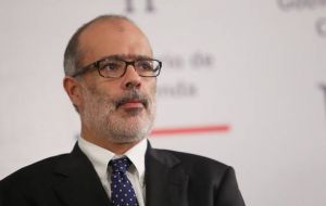 Finance Minister Rodrigo Valdes anticipated the need for an agreement with the opposition over pensions' changes. 
