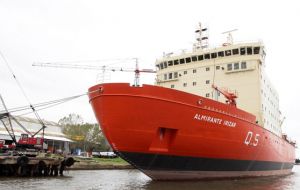 With a 7.5 meters draft “Irizar” is virtually stuck in the River Plate mud and the channel from the Tandanor shipyard to the open estuary is not deep enough