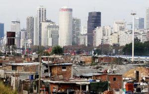 The survey included 5,700 homes in 25 urban settlements (this could refer to cities, towns, etc.) with over 80,000 people, particularly in Greater Buenos Aires 