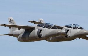 The Air Force fears that the purchase of low technology foreign aircraft could compete directly the Cordoba aircraft factory, Pucara and IA 63 Pampa III