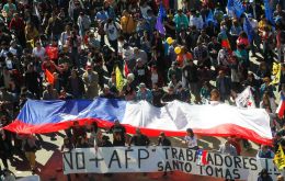  Opponents of Chile’s private pension system say it forces workers to give their earnings to for-profit funds that do not ensure a dignified old age for all Chileans.