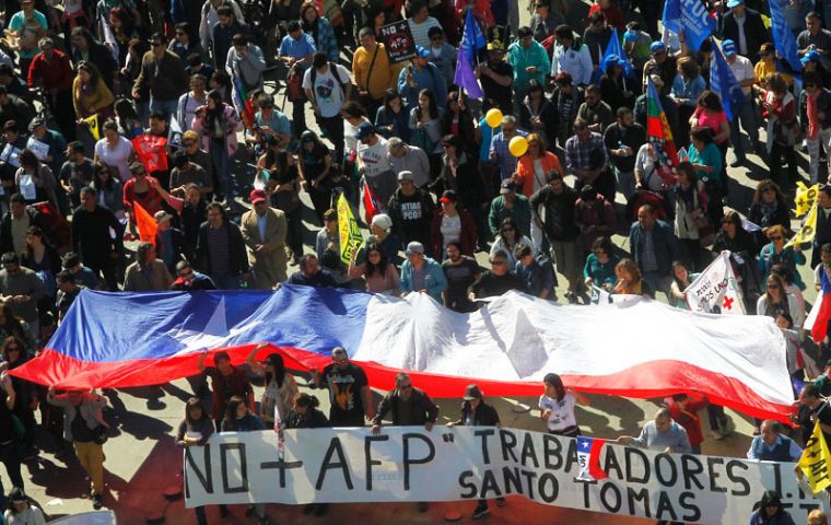  Opponents of Chile’s private pension system say it forces workers to give their earnings to for-profit funds that do not ensure a dignified old age for all Chileans.