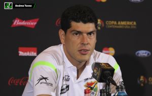 The chants referred mainly to Bolivia's claim for a sovereign outlet to the Pacific, and Bolivia's goalkeeper, Carlos Lampe, the best player of the match.