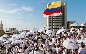 Colombians, almost all dressed in white, chanted “Si a la paz” - yes to peace - and “Si, se pudo” - yes we could.