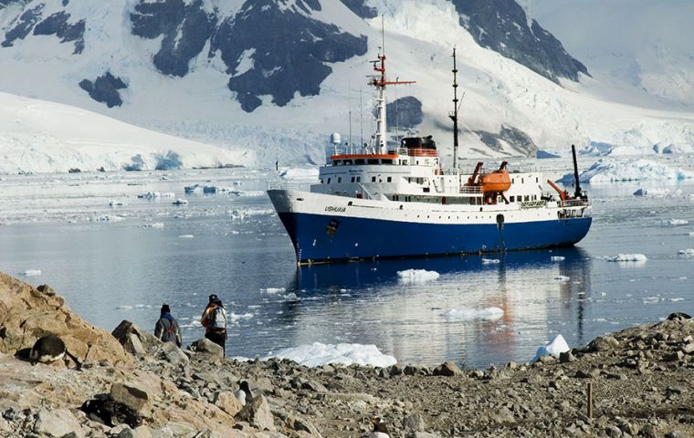  The first Antarctic cruise is scheduled for 17 October with the Ushuaia (Antarpply Expeditions) which has a 90 passengers capacity. 