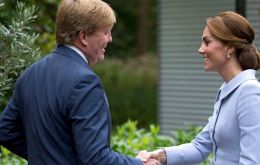 Kate greeted Netherlands King Willem-Alexander with a curtsy and later lunched with him inside his residence. 