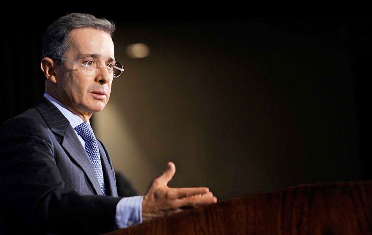 Under the heading of “The man blocking peace in Colombia”, the editorial calls on Uribe to begin behaving as a statesman and adopt a constructive role 