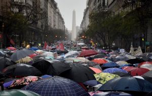 Despite a rainstorm demonstrators managed to block off several avenues in Buenos Aires, as supporters applauded from office buildings. 