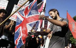 During the protest a group burned two Union Jack flags and harshly criticized president Macri's efforts to strengthen ties with PMr Theresa May's administration.