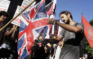 During the protest a group burned two Union Jack flags and harshly criticized president Macri's efforts to strengthen ties with PMr Theresa May's administration.